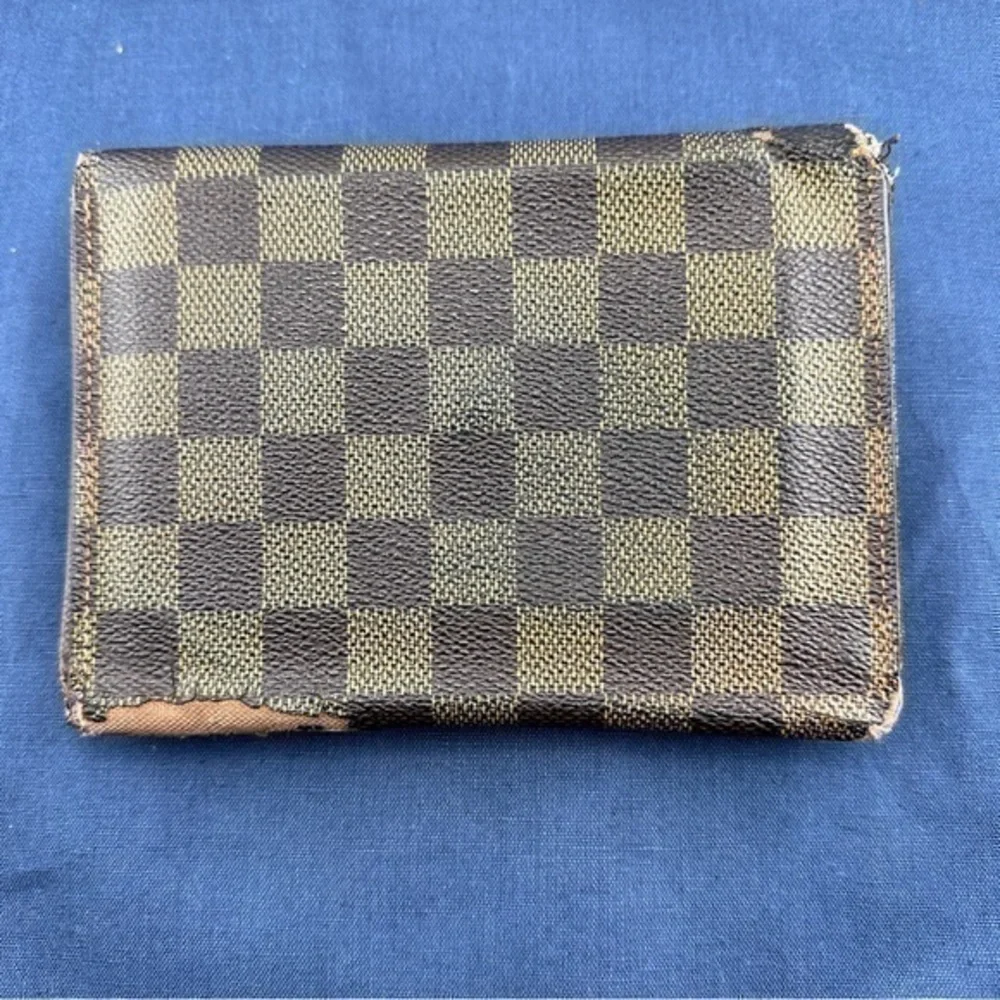 AUTHENTIC Louis Vuitton wallet. Monogram canvas.